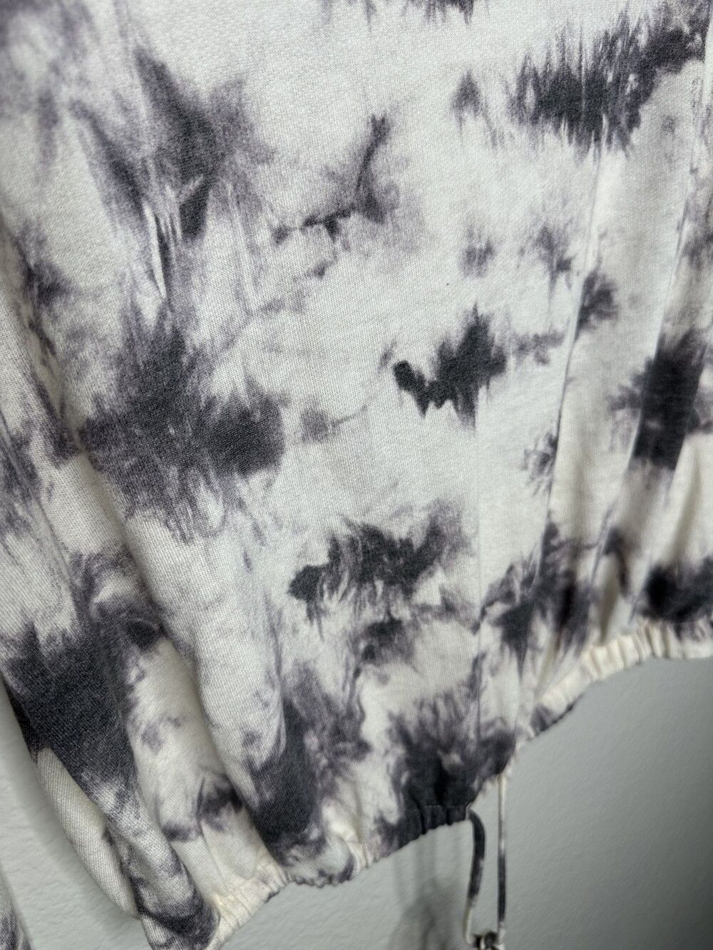 Lush Sweater Womens Small Tie Dye Pullover Drawstring Hem Cozy Top Black White - Picture 3 of 6